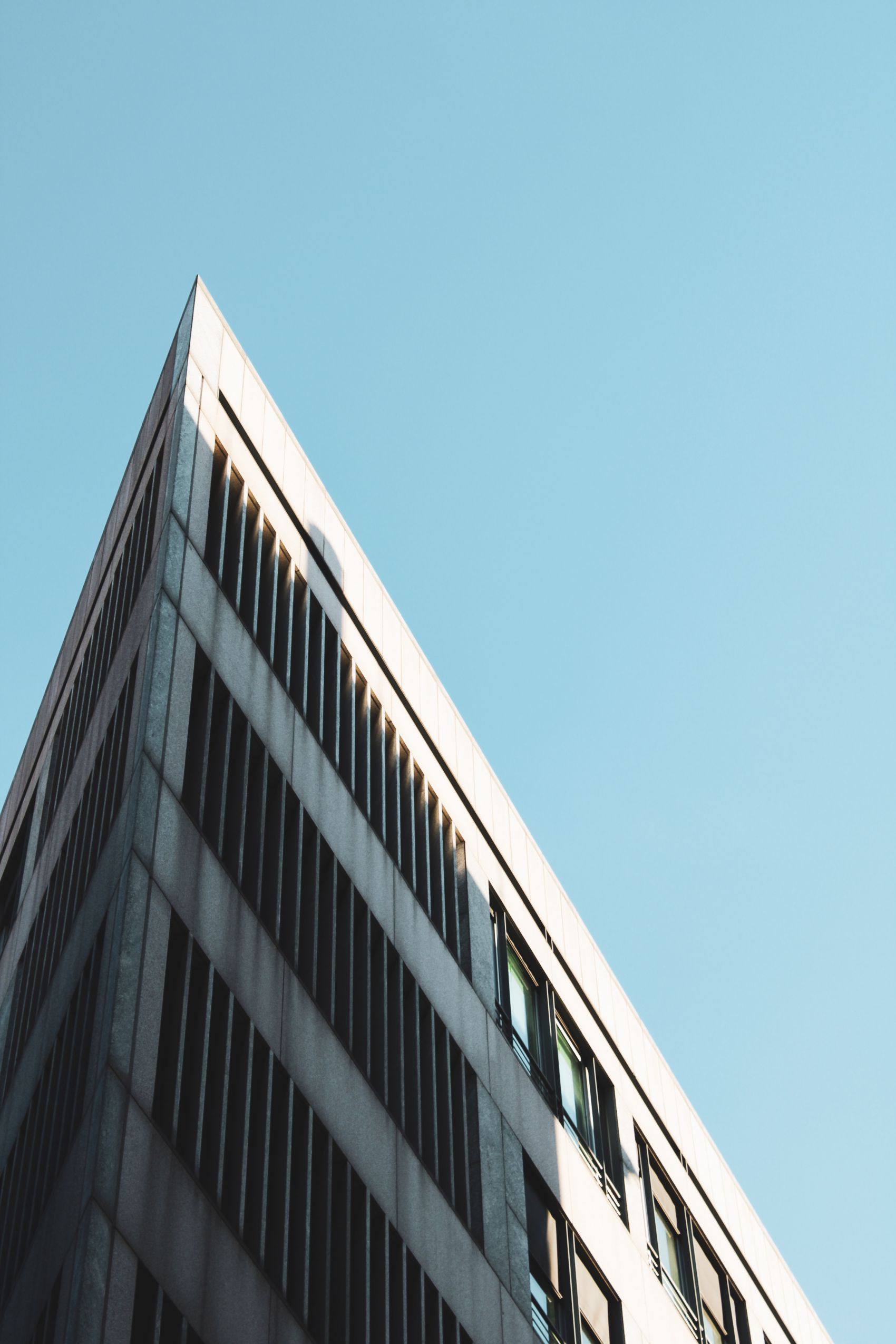 仰拍的三角屋建筑图片