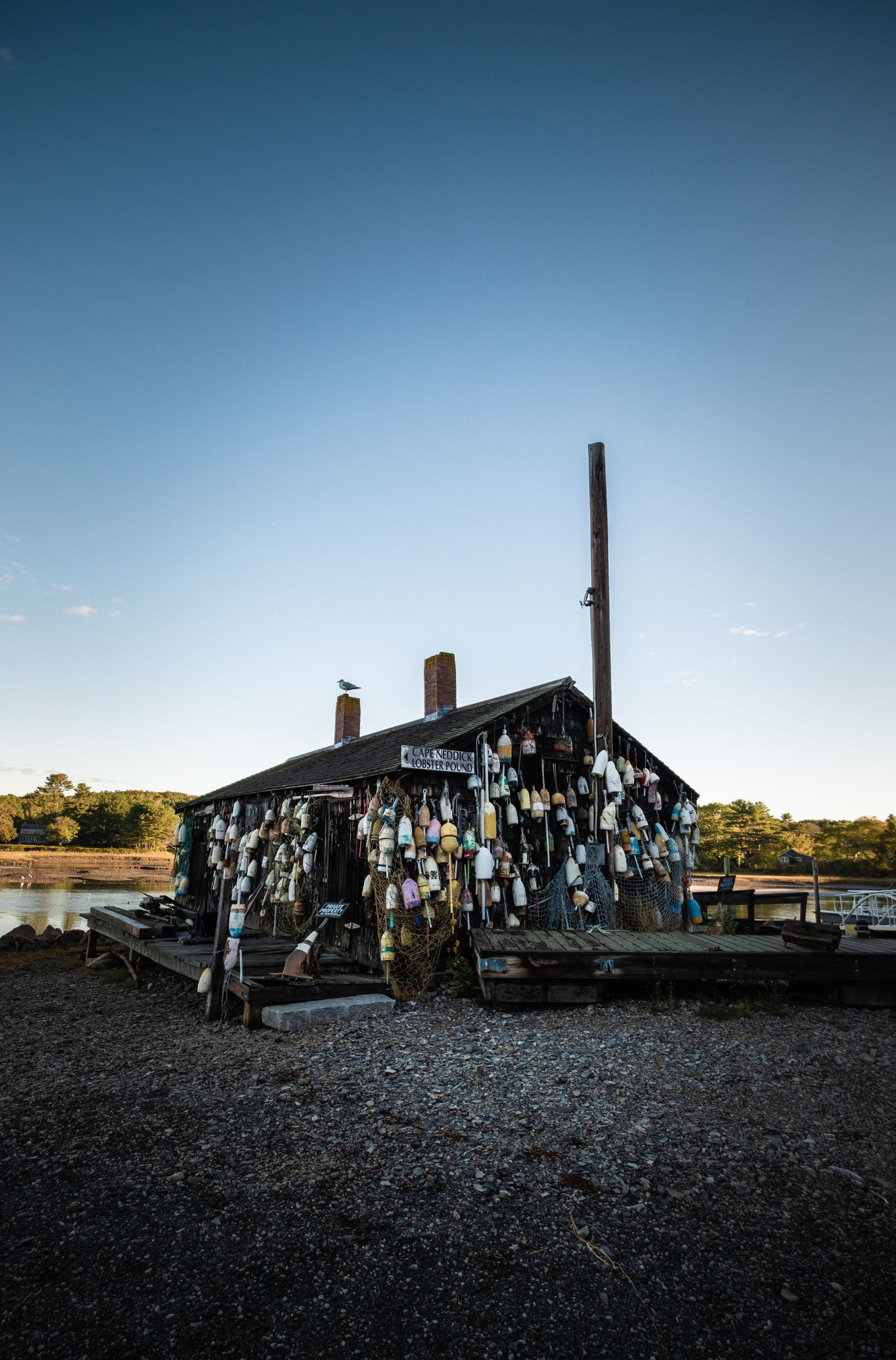 挂满各种各样管子的木屋图片