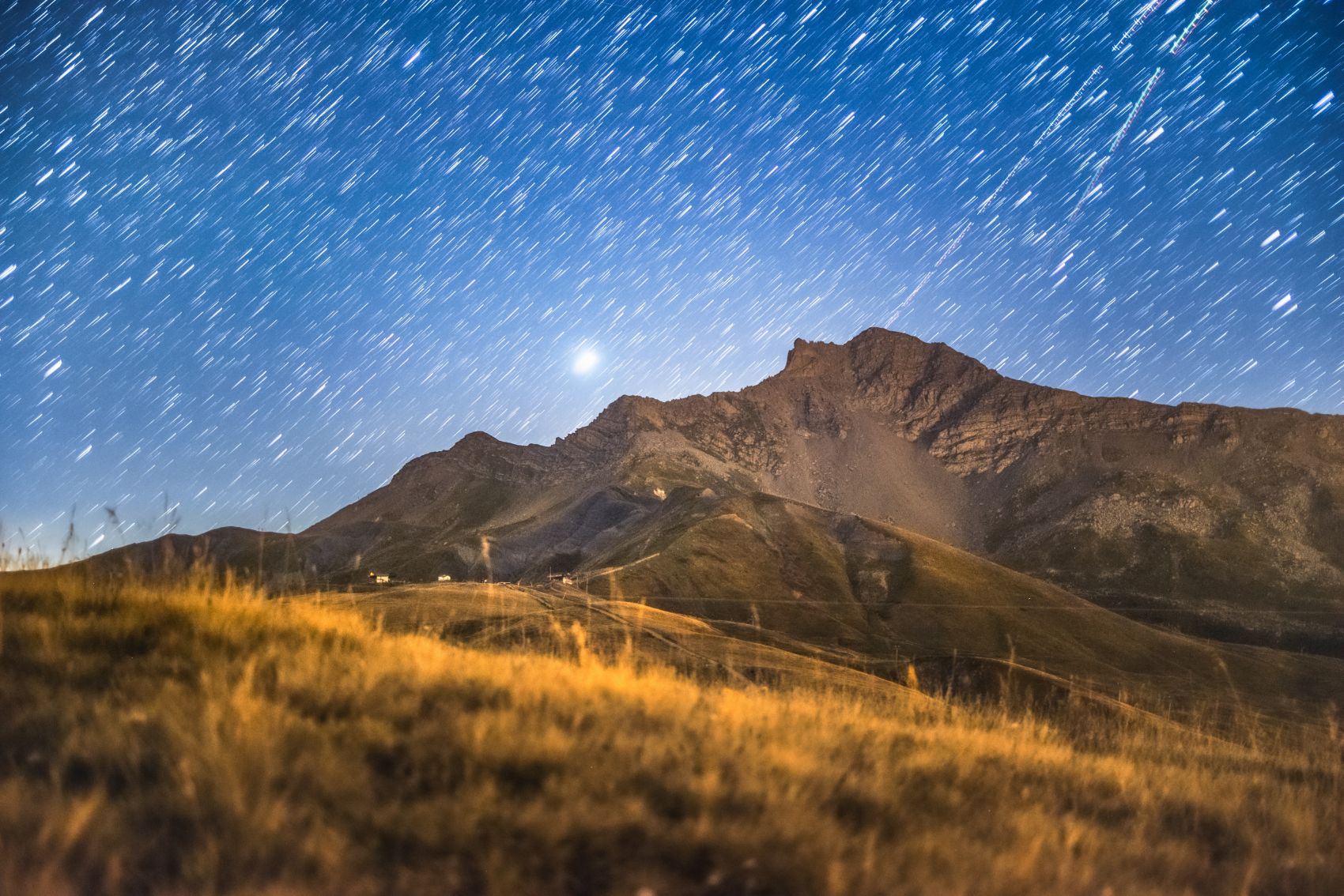 群山里的流星雨图片