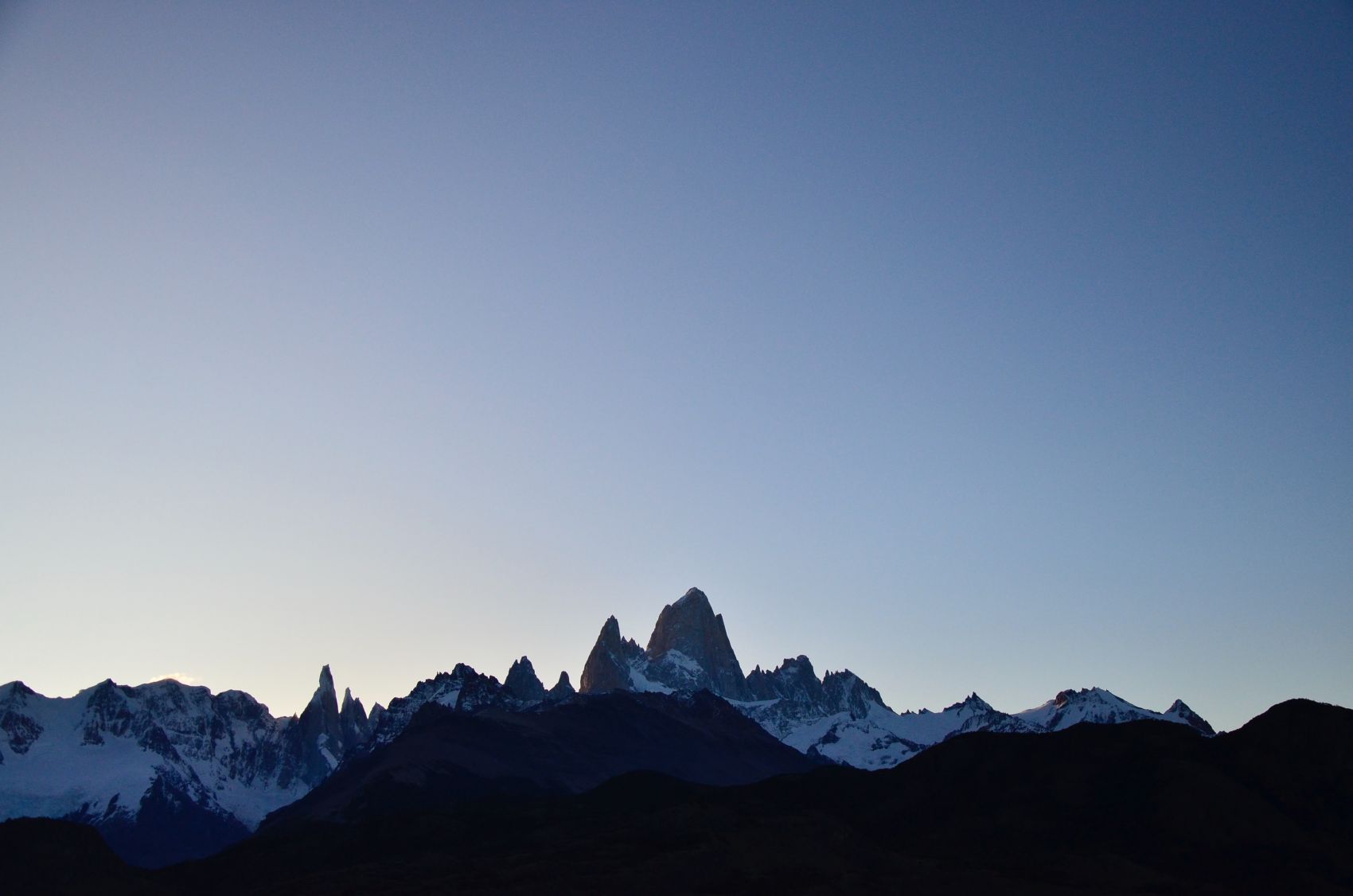 连绵起伏的群山山脉图图片