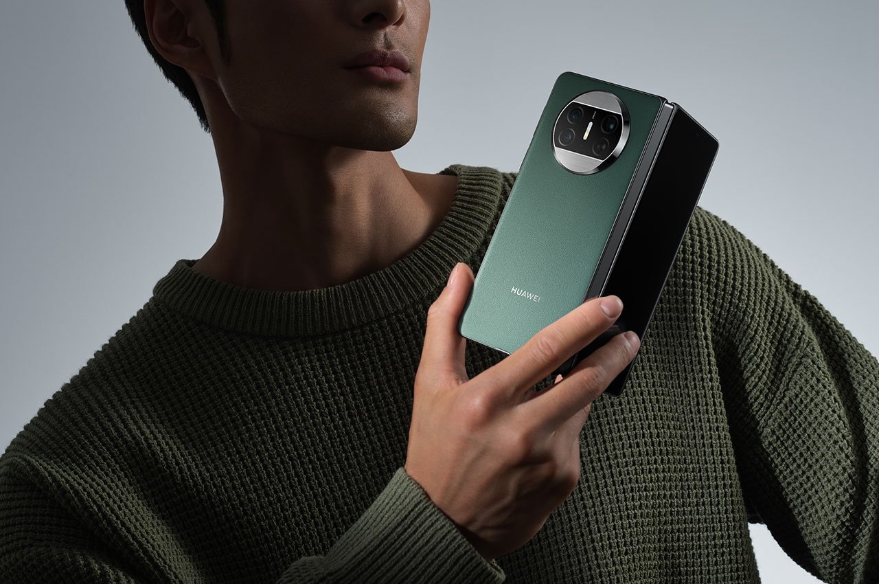 华为超薄、超轻的Mate X3可折叠手机图片