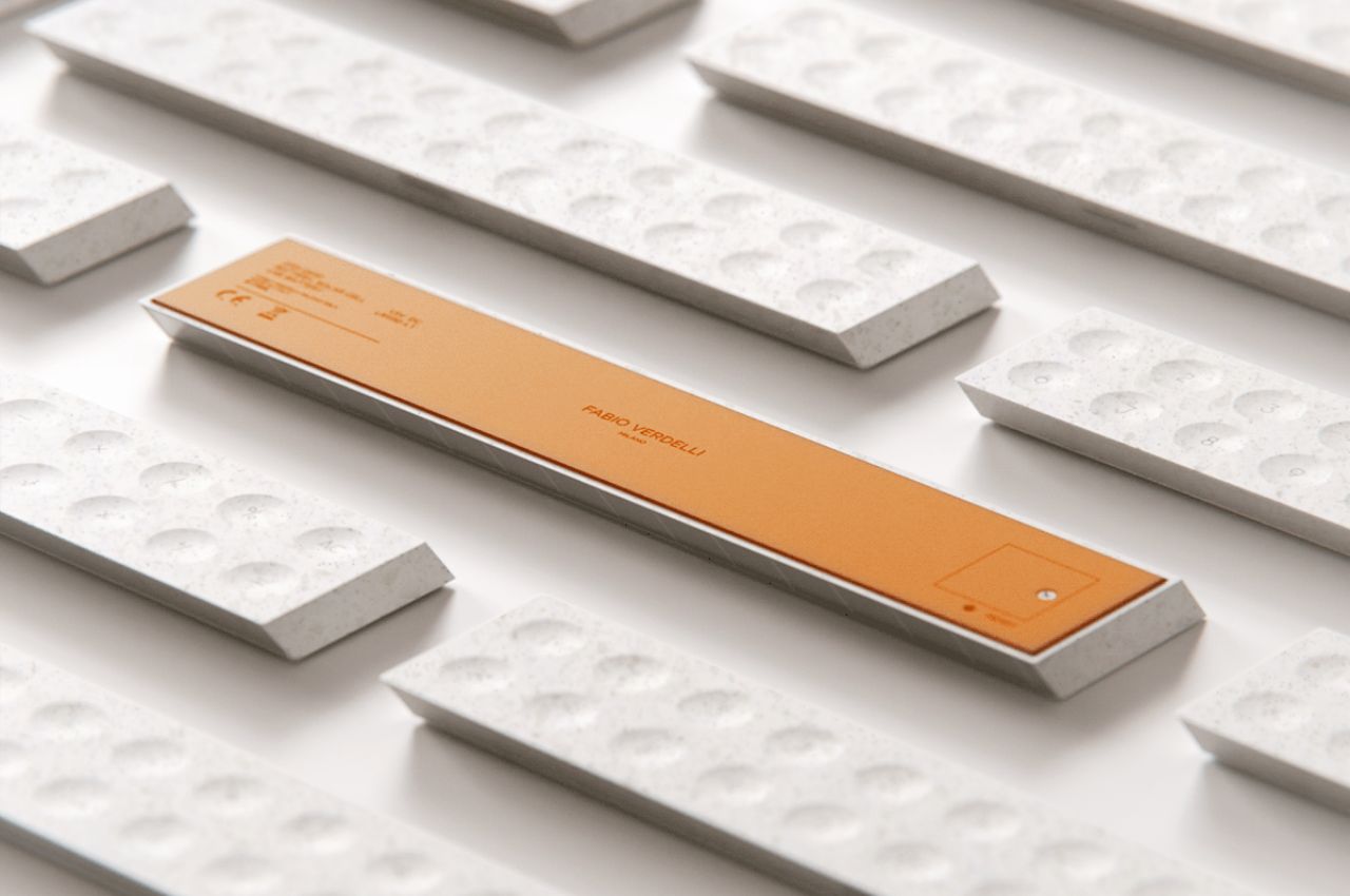 “Blocco”计算器的突出特点之一是其符合人体工程学的设计,既适合左撇子,也适合右手使用者。棱角分明的倒角表面不仅增强了它的视觉吸引力,而且有助于快速轻松地打字。凹陷的数字为用户增添了一层满足感。这种深思熟虑的设计确保您的计算流畅,没有任何不适或阻碍。有了“Blocco”在你身边,进行数学运算变得轻而易举。