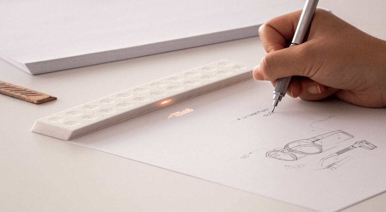 “Blocco”计算器的时尚小巧设计使其能够完美地放在您的办公桌或工作场所。它的低调与您的其他文具相得益彰,为您的工作效率创造了和谐的氛围。将计算直接投影到纸上的创新功能进一步增强了其用户友好性。这种投影可以确保你可以轻松地读写,而不必不断地在计算器和纸张之间转移注意力。