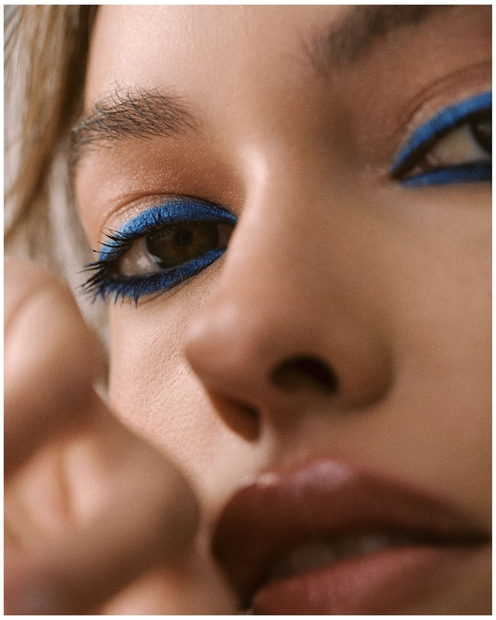 Marta-蓝色亮片眼影美妆人像-欧莱凯设计网
