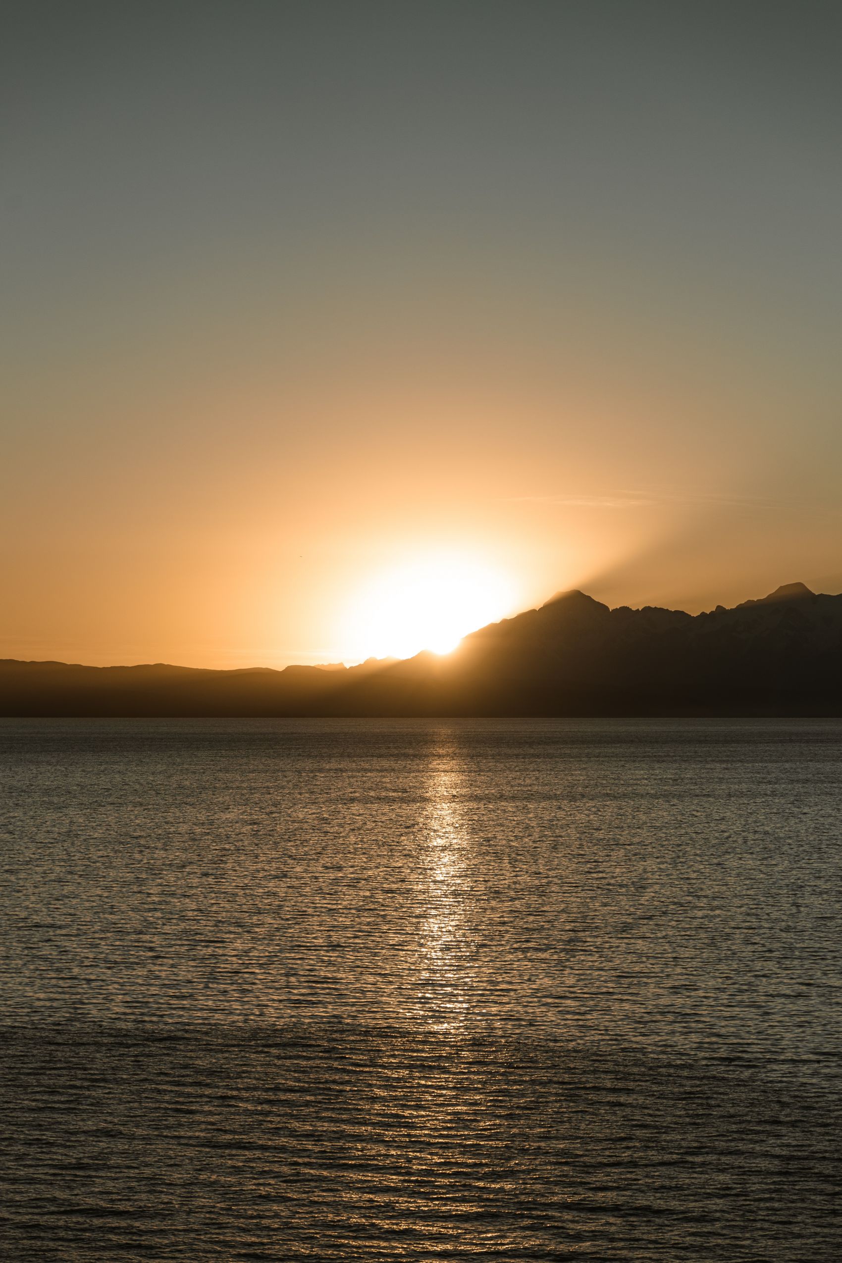 湖上的日出美景图片
