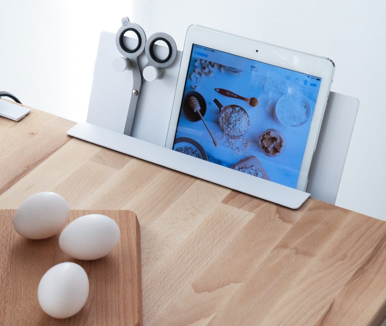 释放宝贵空间使用模块化悬挂式桌架---酷图编号2