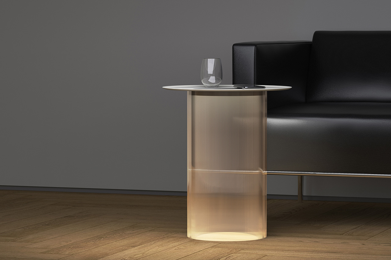 这两种灯的一个明星特征是它们的底座,它本质上是一个透明的凹槽丙烯酸圆柱体扩散器,使用具有完全调光功能的隐藏式平板LED控制发出间接照明。旋转桌(台灯)非常适合放在床边和桌面上,而旋转地板(落地灯)可以放在家具旁边发光。落地灯是2023年AZ奖的得主。这两种型号都包括透明和青铜色的底座扩散器,可以与哑光白色、赤陶色或黑色的旋转钢托盘完美搭配。托盘有12英寸和16英寸两种直径