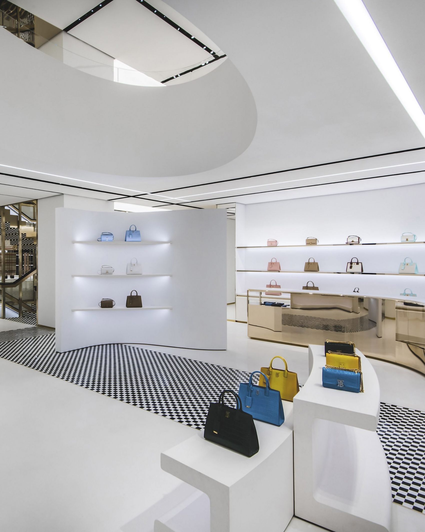 Burberry在深圳新开了一家设计感爆棚的店铺，竟和腾讯合作搞起了「社交零售」-数艺网