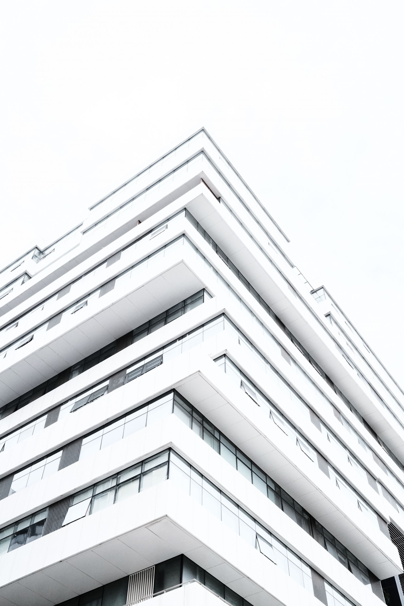 仰拍的白色写字楼建筑图片