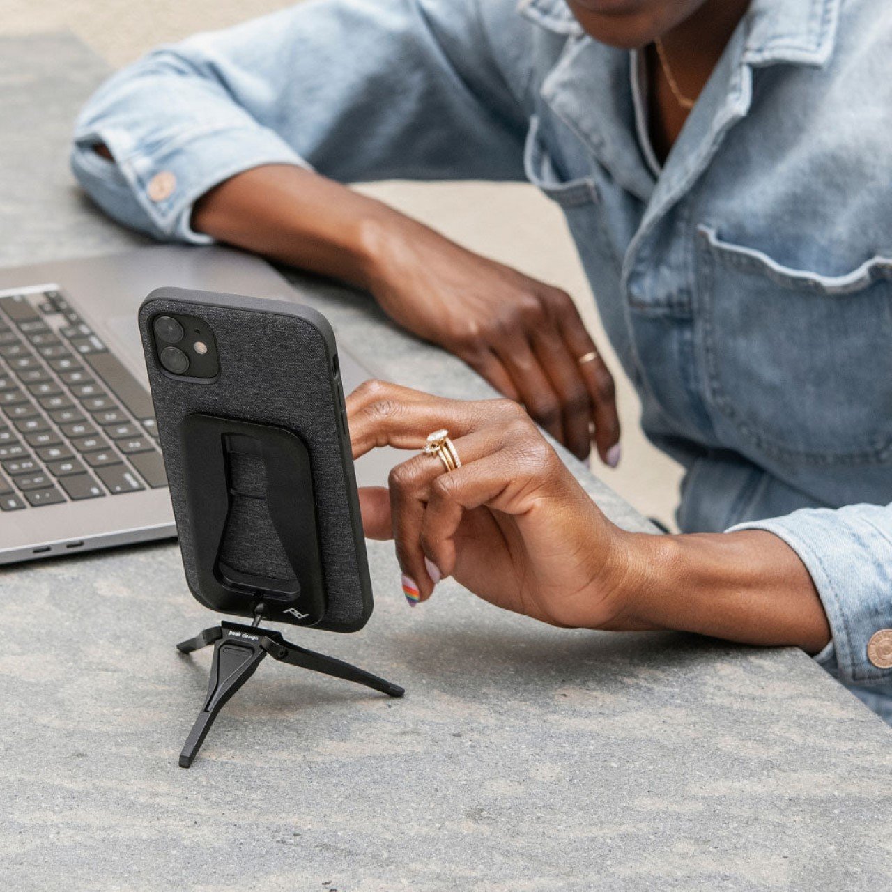 可以扣在IPHONE背面像钱包一样纤细的时尚MAGSAFE三脚架---酷图编号6