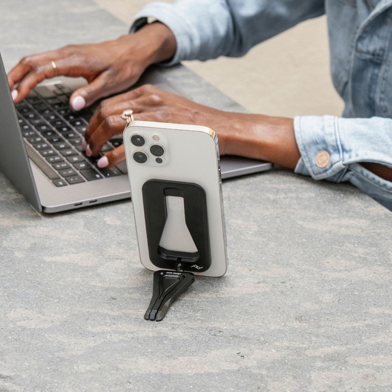 可以扣在IPHONE背面像钱包一样纤细的时尚MAGSAFE三脚架---酷图编号5