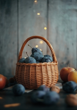装满黑色蓝莓的竹篮子
