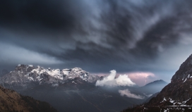 乌云下的雪山图