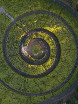 高空俯拍的圆形路