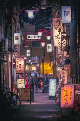 日式街头夜景图