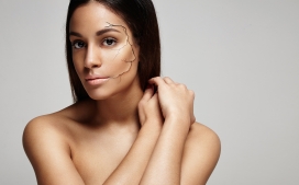 脸部开裂化妆的国外女郎