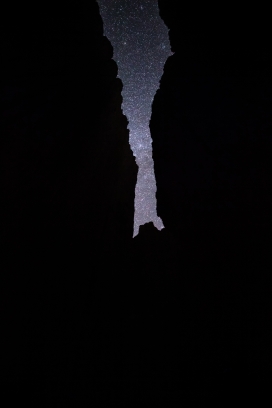山洞狭窄视角的星空