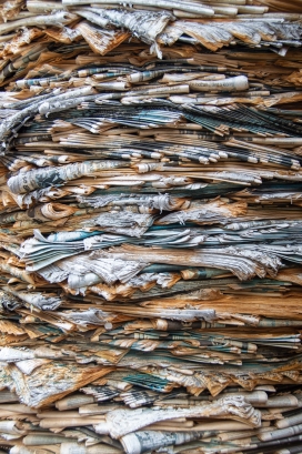 堆在一起的破旧报纸