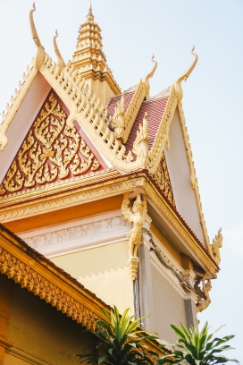 泰国金色寺庙教堂图