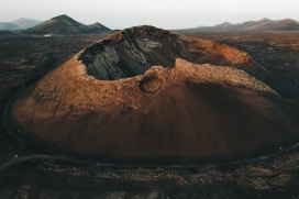 火山洞口图