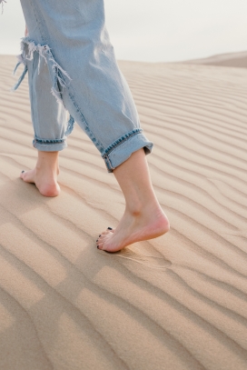 行走在沙丘上的脚印