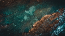 蓝色礁石海滩图