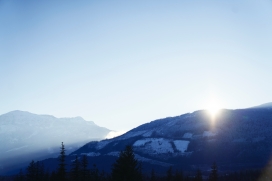 蓝色雾气山图片