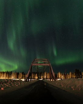 北极光下的拱桥图片