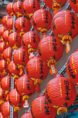 挂满红灯笼的图片