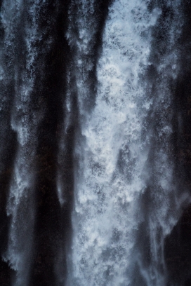 飞流直下三千尺瀑布图