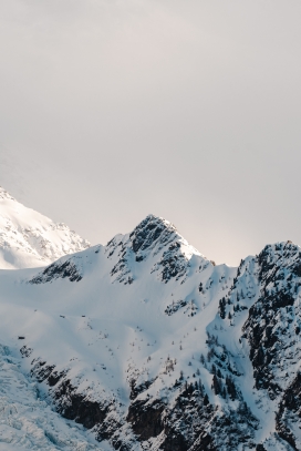 冬季白天雪山风景图片