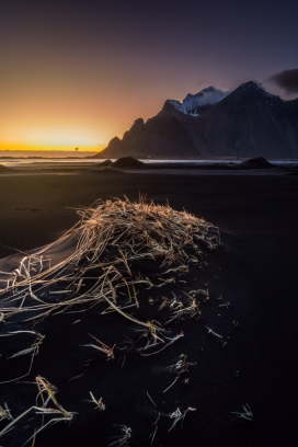 远方山脚下的干草草垛