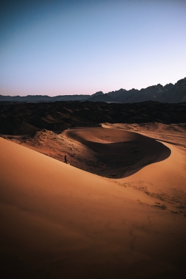 傍晚的沙丘山坡风景