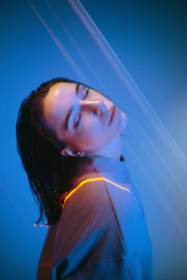 阳光照耀下的美女