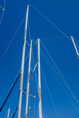 蓝天下的帆船桅杆图