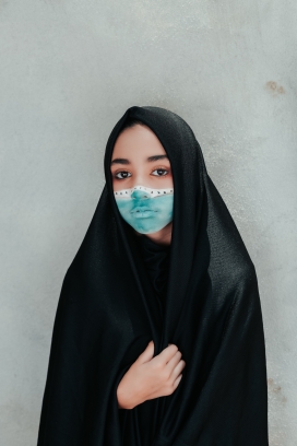 中东穿黑袍脸部涂鸦彩绘口罩的小姑娘