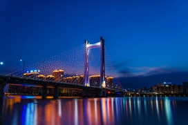 夜幕下的城市立交桥江景倒影图