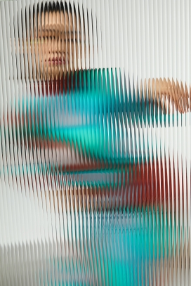 百叶窗后的时尚女人