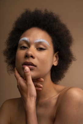 白色眼眉非洲爆炸头女郎