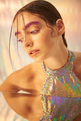 无梦时代-脸部贴亮片的女郎