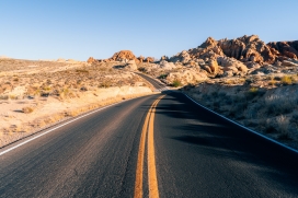 加拿大郊区双黄线马路