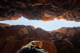 丹霞山洞中仰望天空缝隙的女人