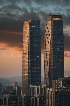 现在城市双子塔建筑夜景图