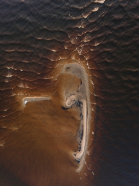 高空俯拍的沙滩海域图