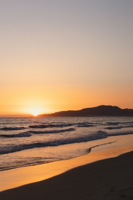 夕阳海滩美景-欣赏地平线的壮丽景色