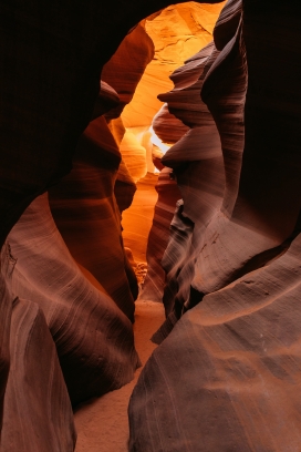 丹霞洞穴地貌图