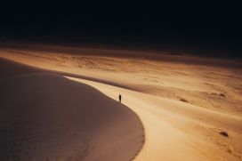 徒步在金色沙漠边缘旅行者