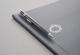 让你可以毫不费力地在任何地方使用你喜欢纸张的极简风格快装订剪贴板