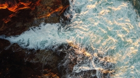 咆哮的海洋白色水花