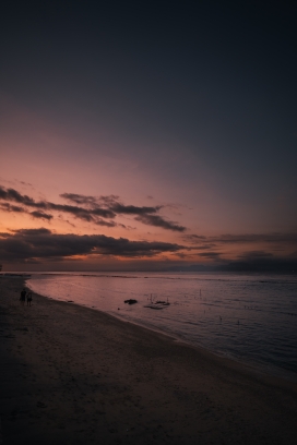 日落下的海岸地平线风景图
